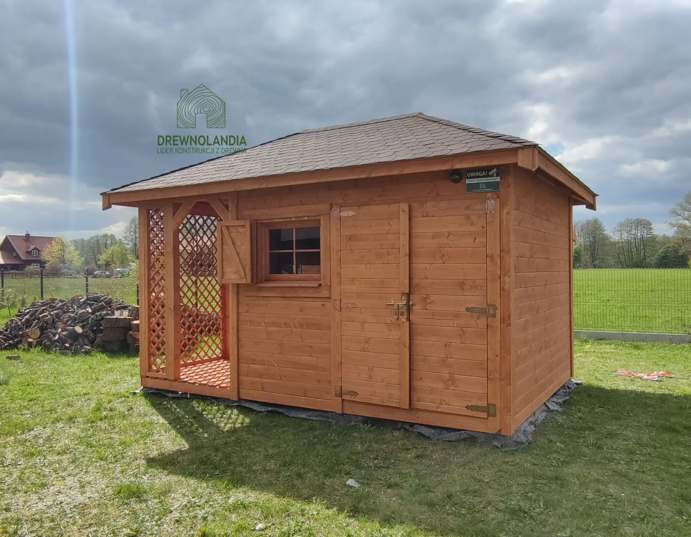 Drewniany domek Kacper z drewutnią, wykonany z wysokiej jakości drewna