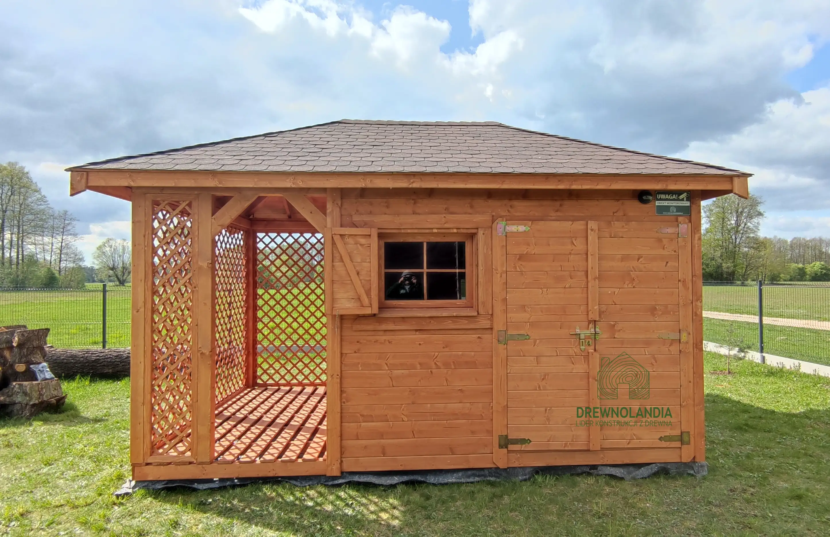 Drewniany domek Kacper z drewutnią, projekt Drewnolandii, solidny i praktyczny