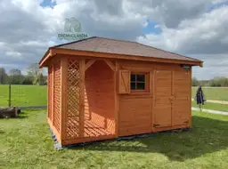 Drewniany domek narzędziowy Kacper z drewutnią, o wymiarach 4,5x3 m, wykonany przez Drewnolandię