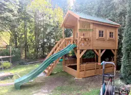 Lolek, ogrodowy domek drewniany dla dzieci, z huśtawką i zjeżdżalnią, wesoła przestrzeń do zabawy