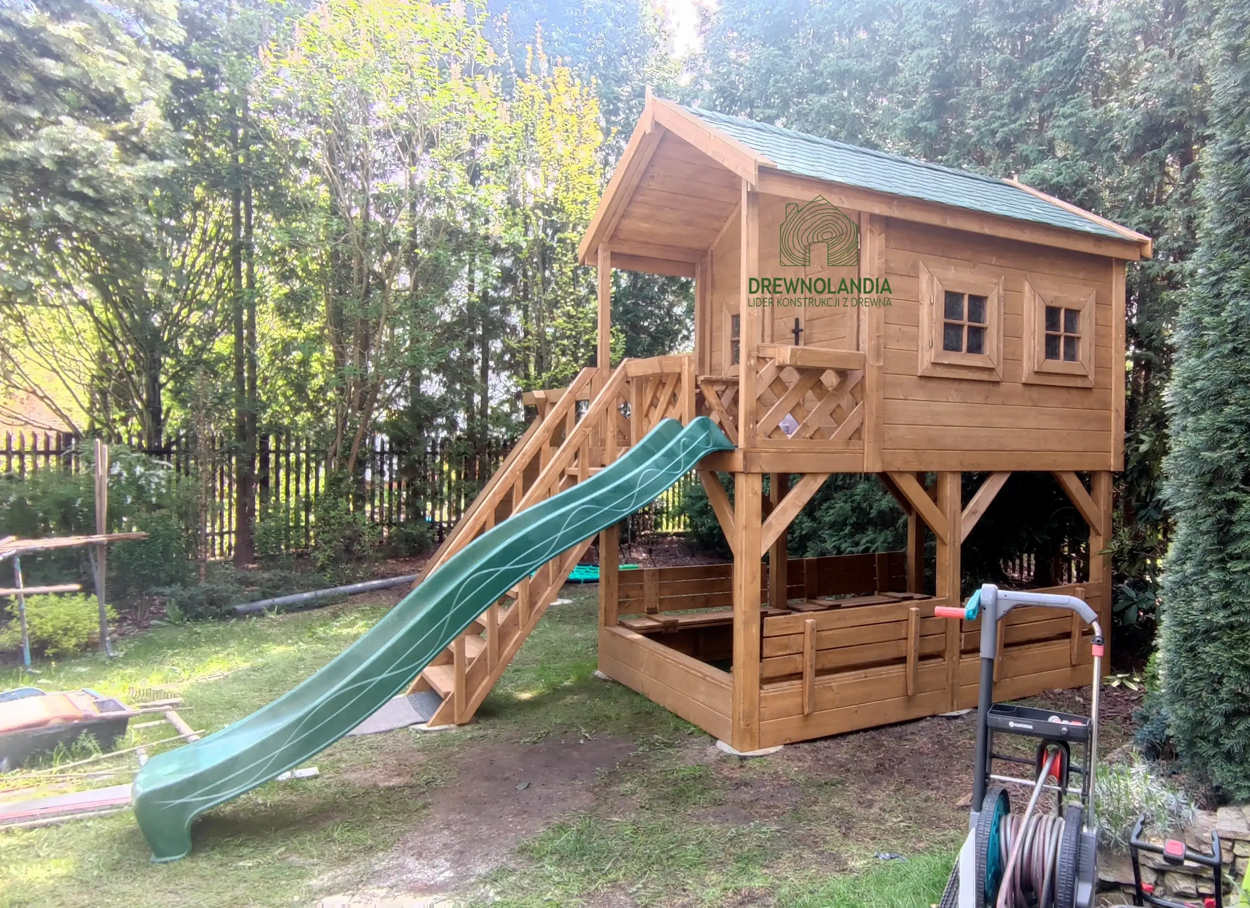 Lolek, ogrodowy domek drewniany dla dzieci, z huśtawką i zjeżdżalnią, wesoła przestrzeń do zabawy