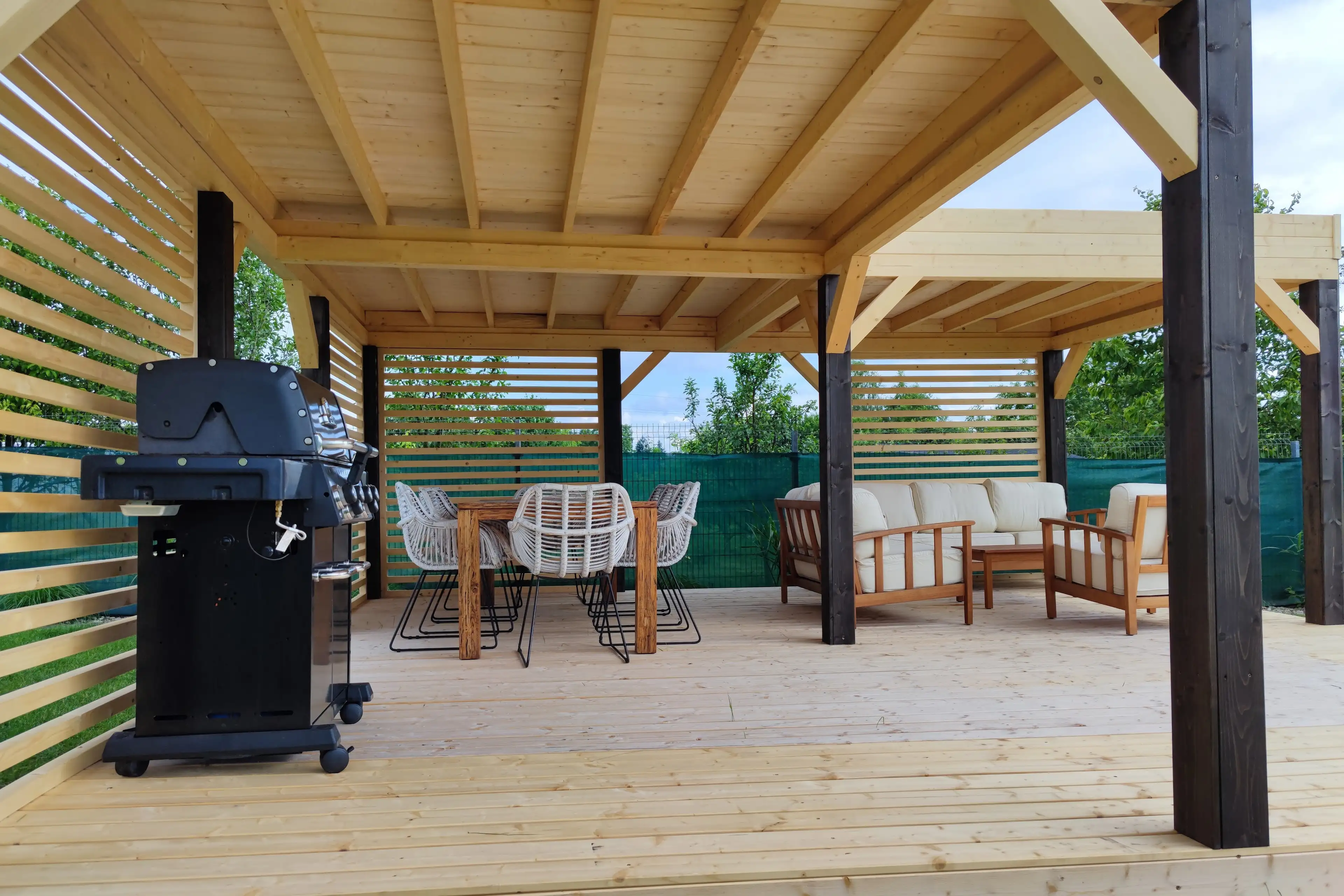 Altana ogrodowa Liwia – przestronna konstrukcja drewniana, idealna na rodzinne spotkania