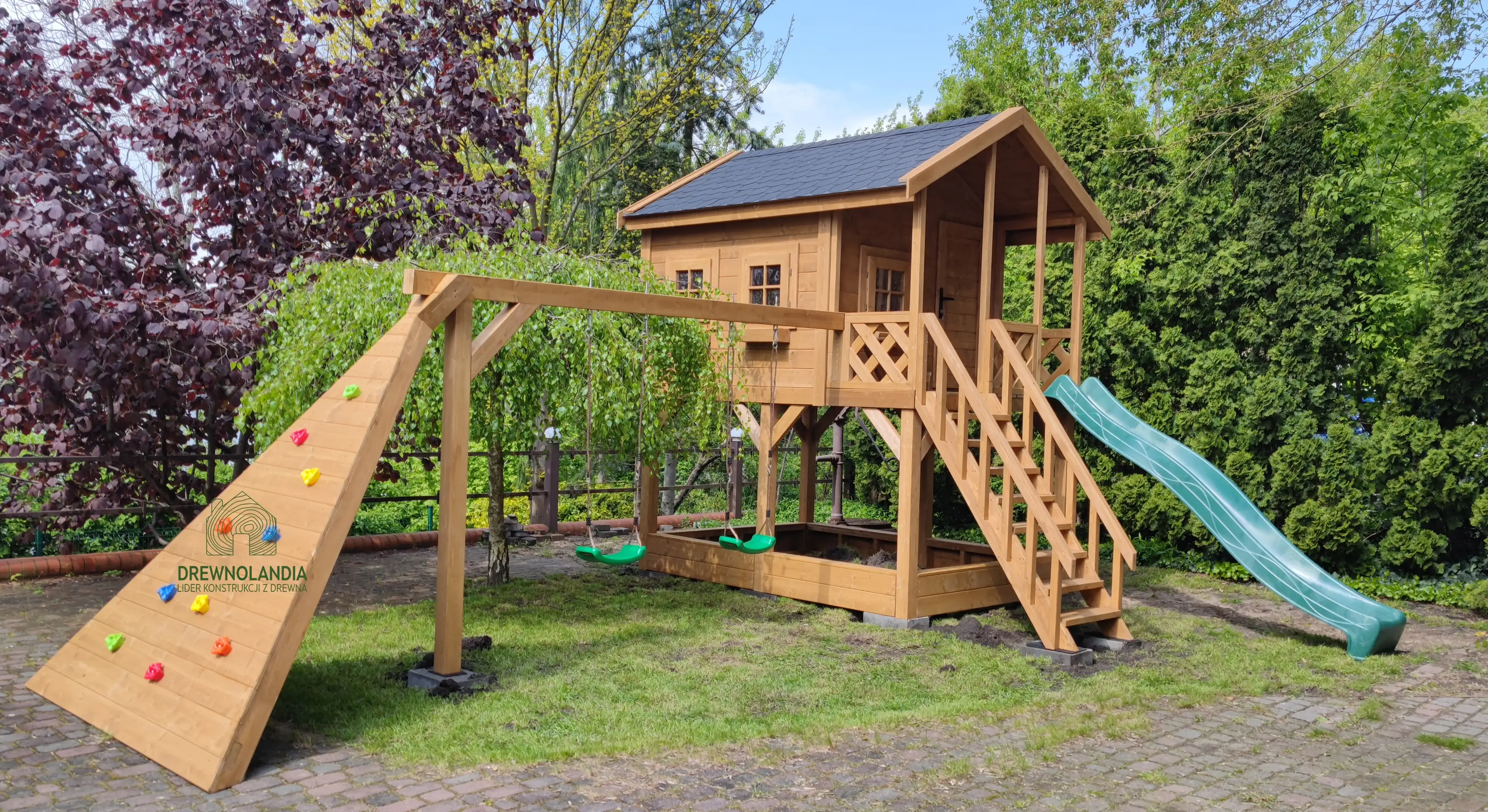 Drewniany domek ogrodowy z huśtawką dla dzieci, model Lolek, solidna konstrukcja i bezpieczna zabawa