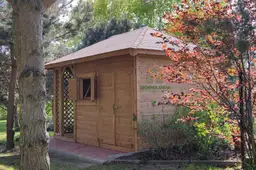 Drewniany domek narzędziowy Kacper z drewutnią, idealny do ogrodu