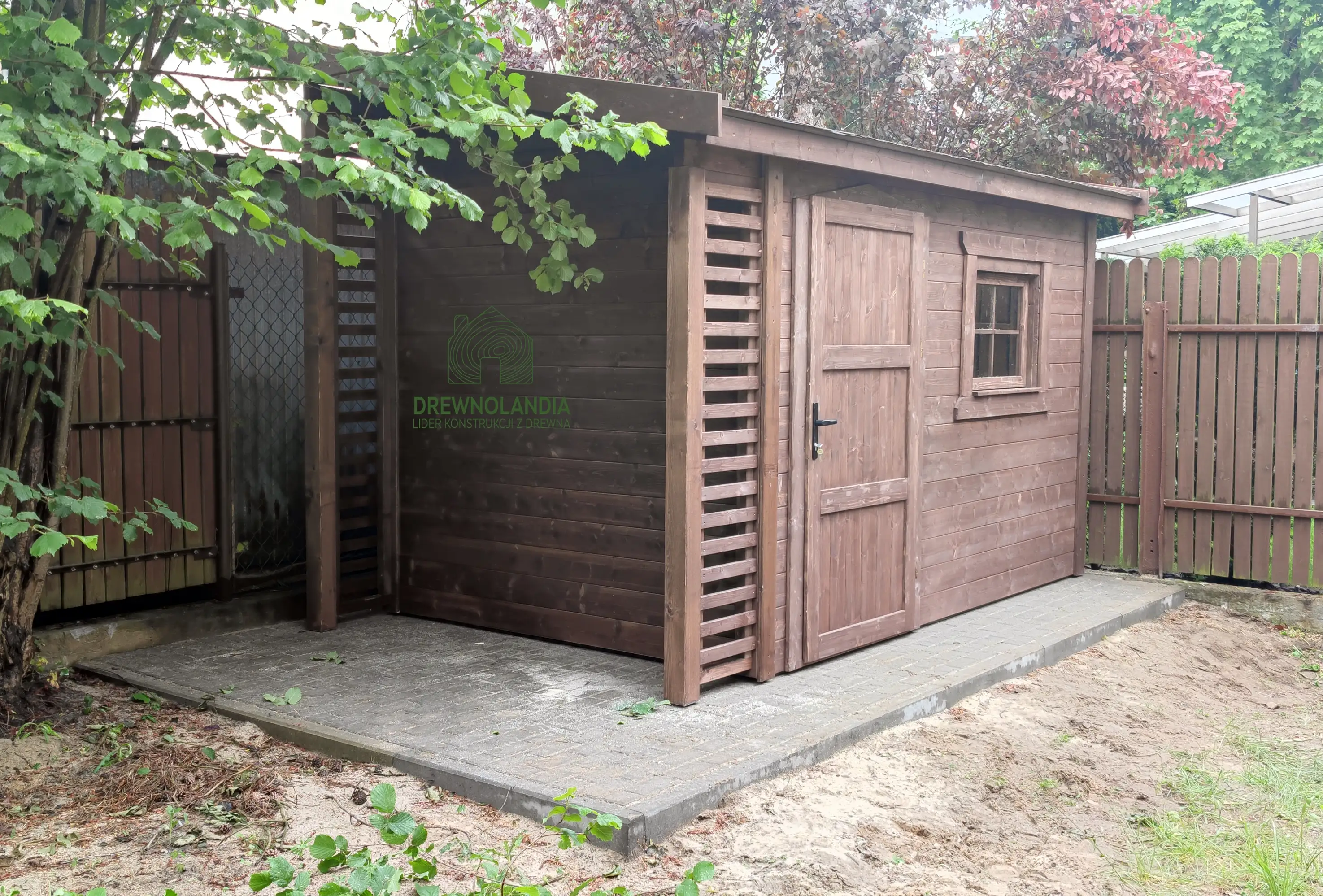Narzędziowy domek gospodarczy Bonifacy, wykonany z drewna, idealny do ogrodu