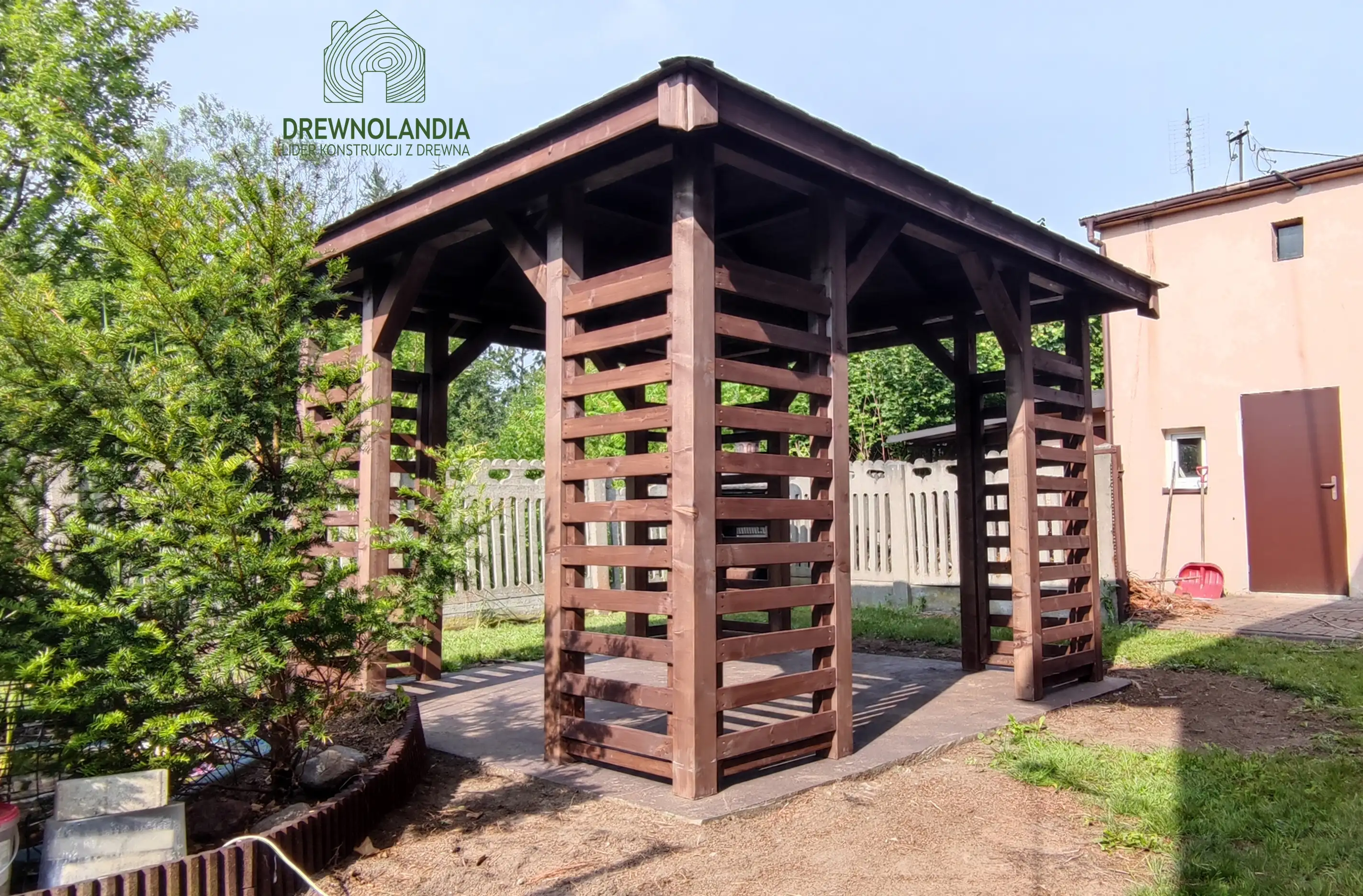 Drewniana altanka ogrodowa Roksana – konstrukcja czterokątna