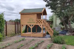 Domek drewniany Bolek – z placem zabaw – 2,8m x 2m – Drewnolandia