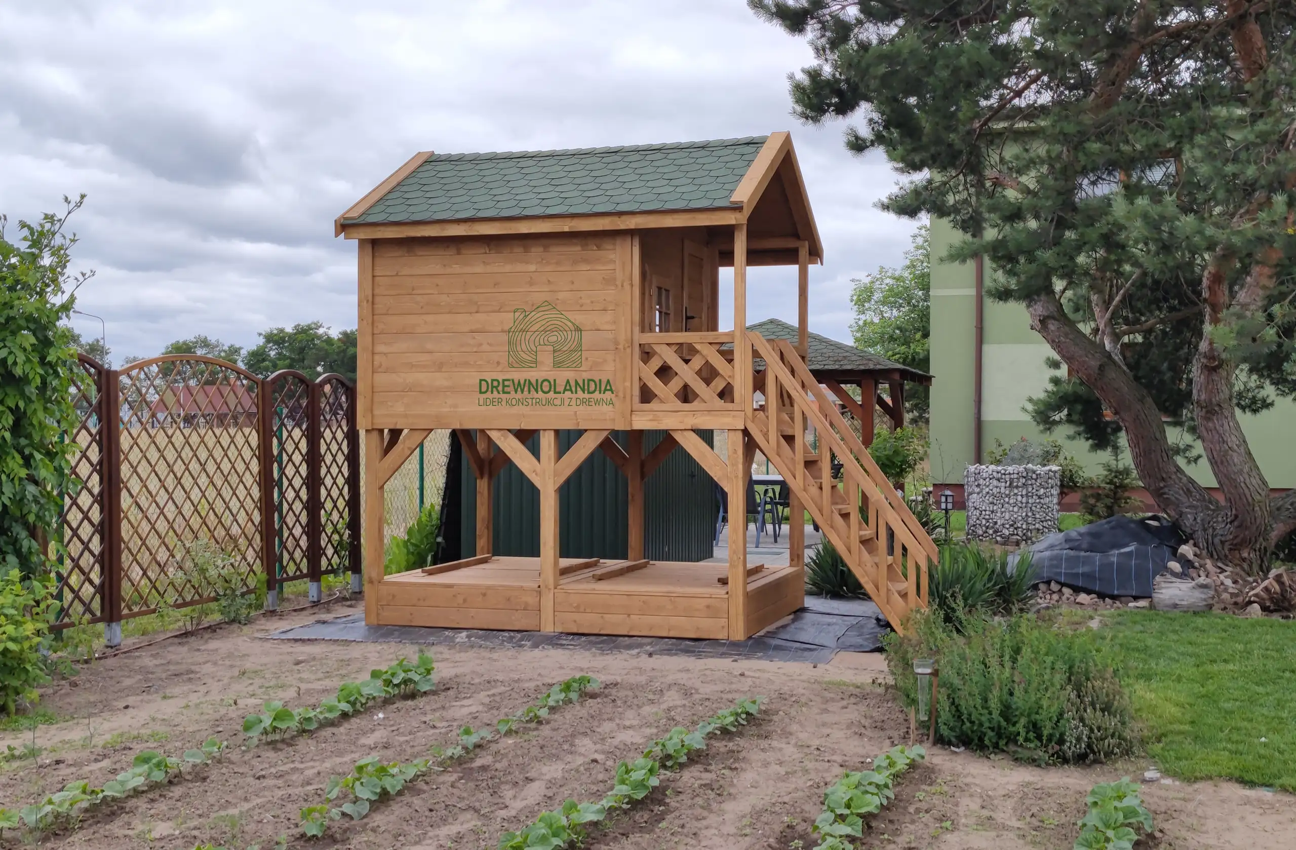 Domek dla dzieci Bolek - 2,8m x 2m z małym placem zabaw