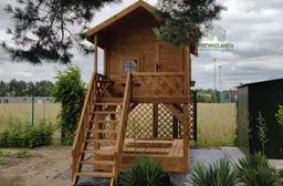 Drewniany domek Bolek dla dzieci – z placem zabaw – Drewnolandia