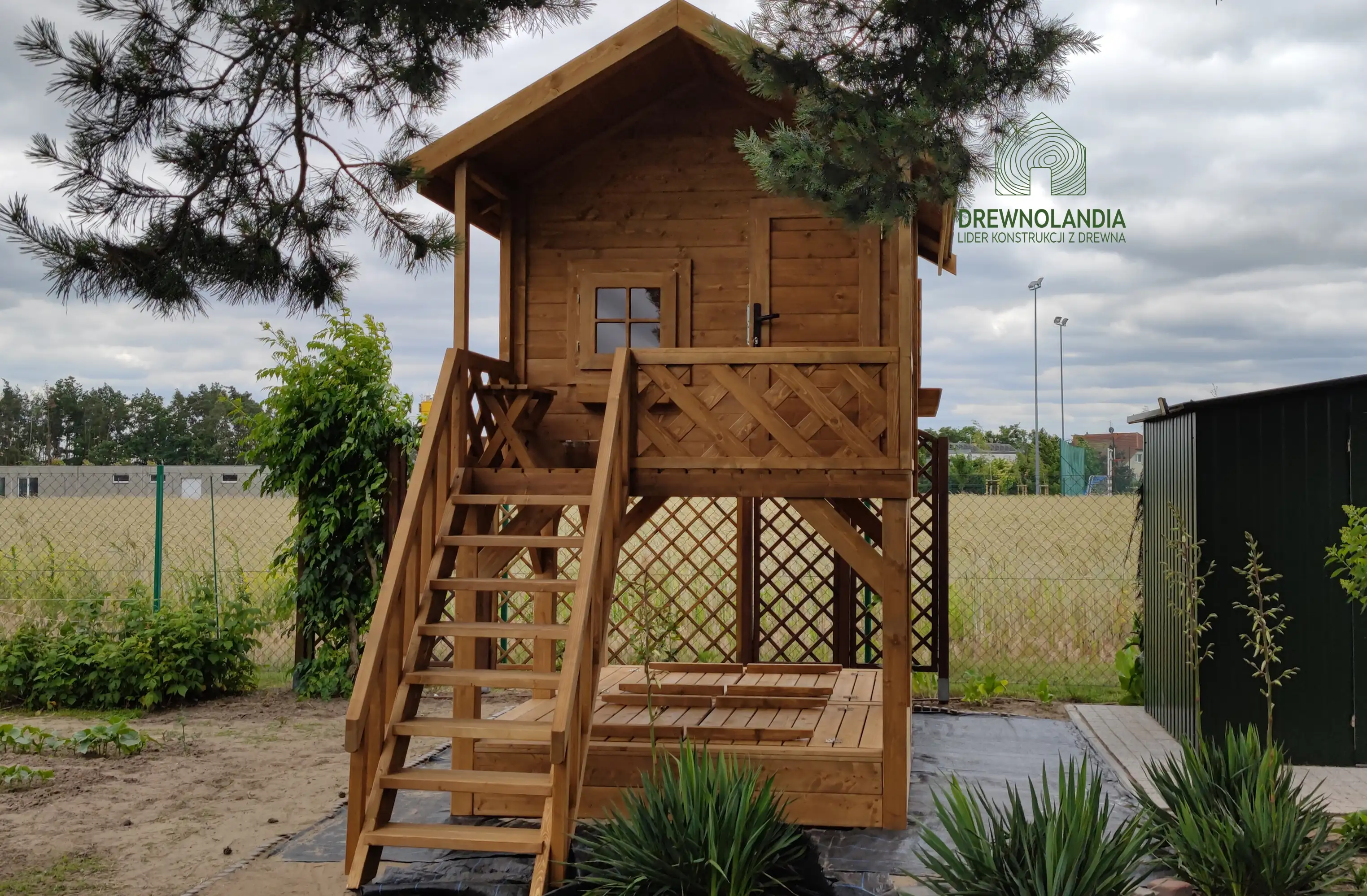 Drewniany domek Bolek dla dzieci – z placem zabaw – Drewnolandia