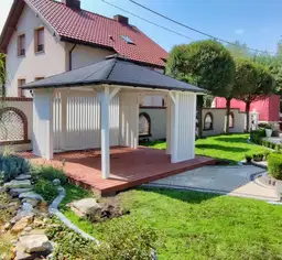 Drewniana altana Nela – biała, idealna na działkę rekreacyjną