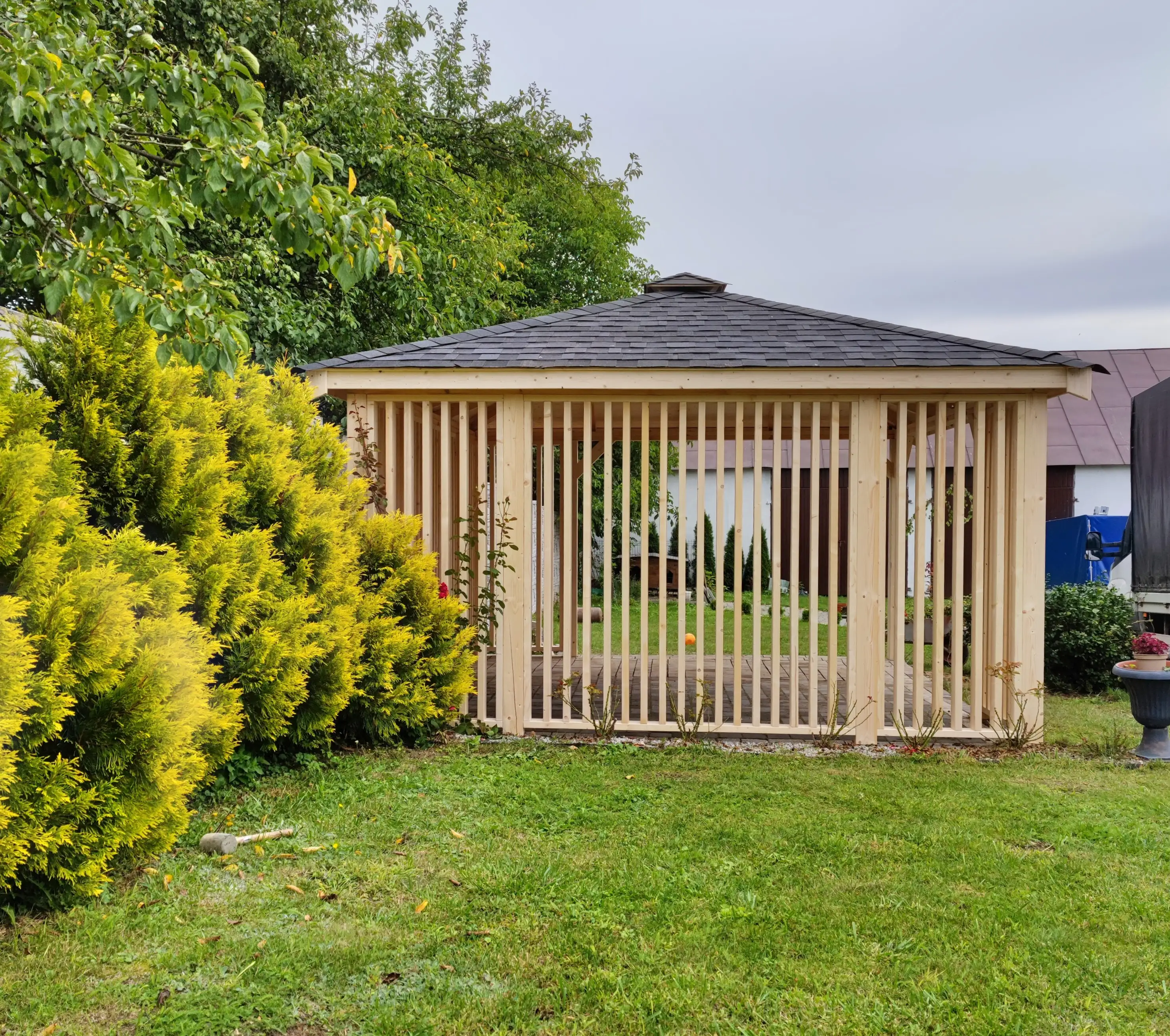 Drewniana altana Nela – przestronna konstrukcja 4,5x4,5 m