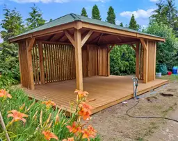 Drewniana altana ogrodowa Nela 6,5x4,5 m – widok z ogrodu