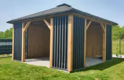 Nowoczesna altana ogrodowa Branda – wymiary 4,5x4,5 m, widok z boku