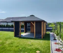 Przestronna altana Branda – widok na wnętrze konstrukcji