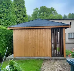 Altana ogrodowa Branda 4,5x4 m – widok na konstrukcję z perspektywy ogrodu