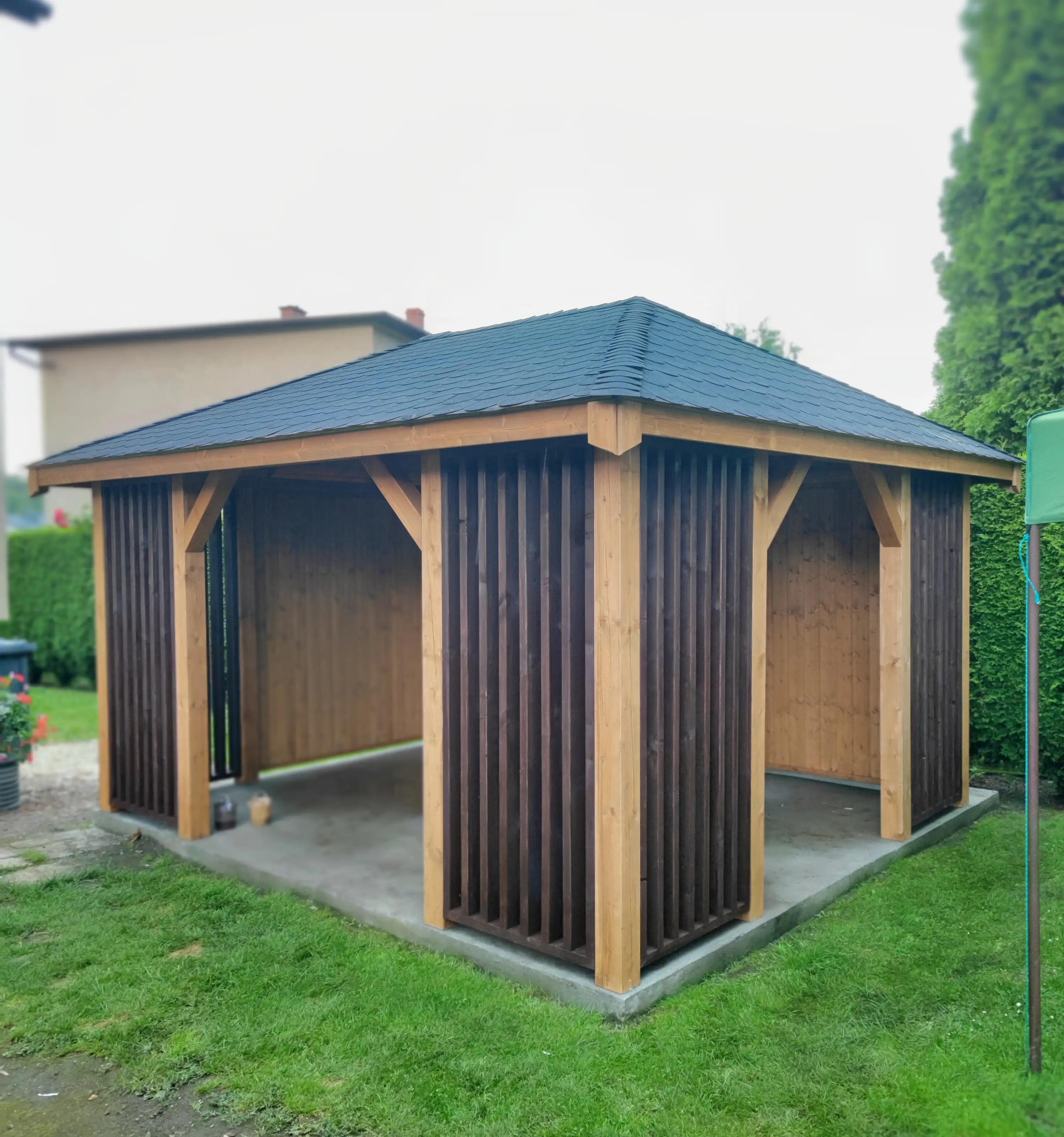 Drewniana altana Branda 4,5x4 m – widok z boku