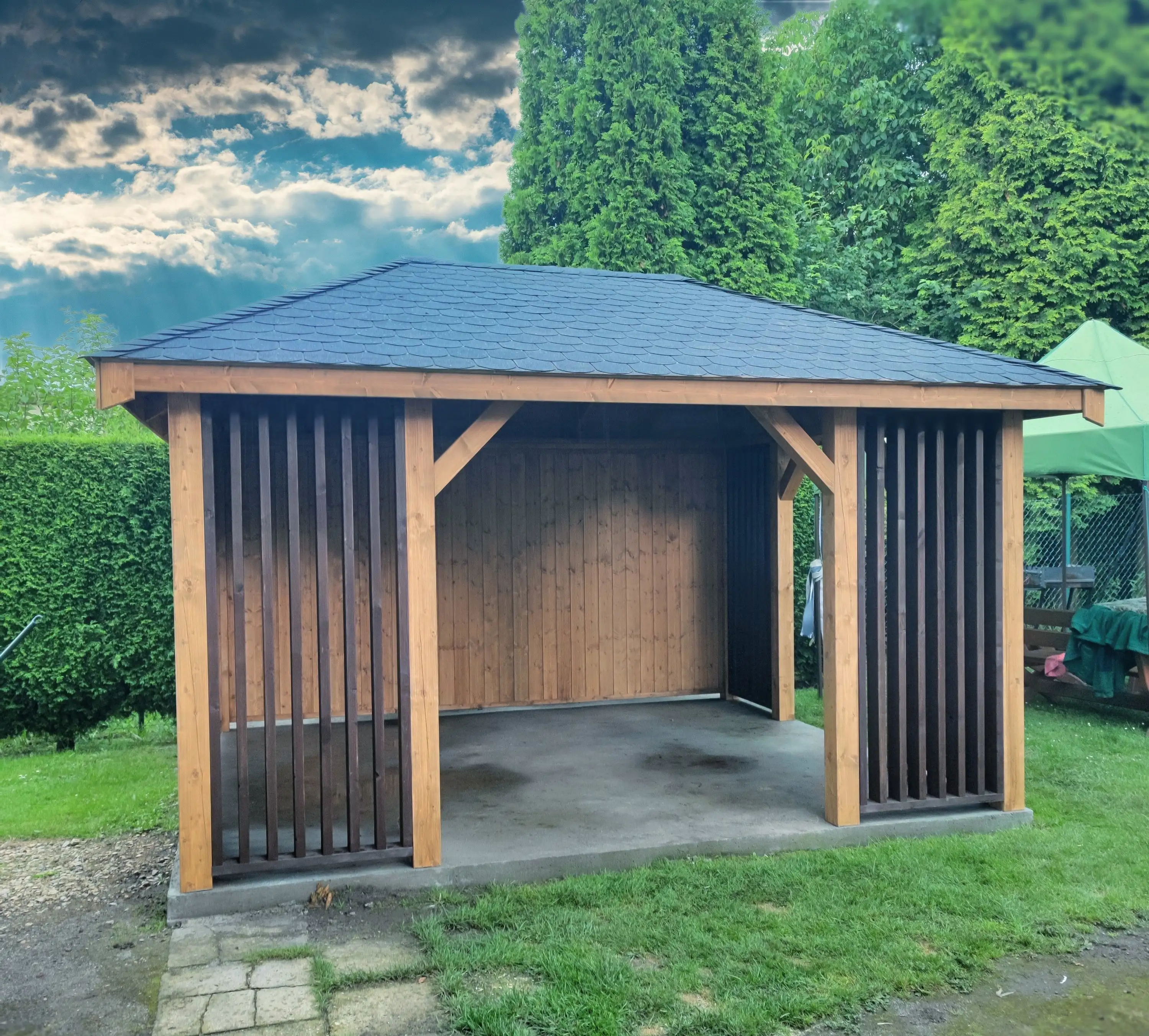 Nowoczesna altana drewniana Branda – wymiary 4,5x4 m, widok z frontu