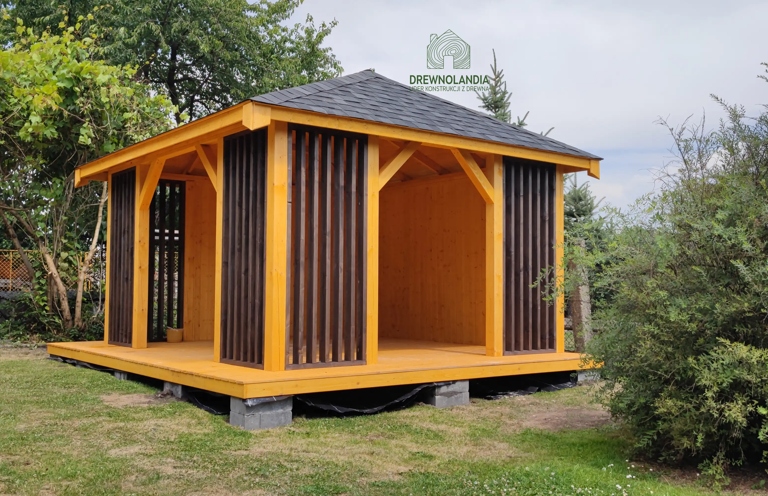 Branda – kwadratowa altana ogrodowa