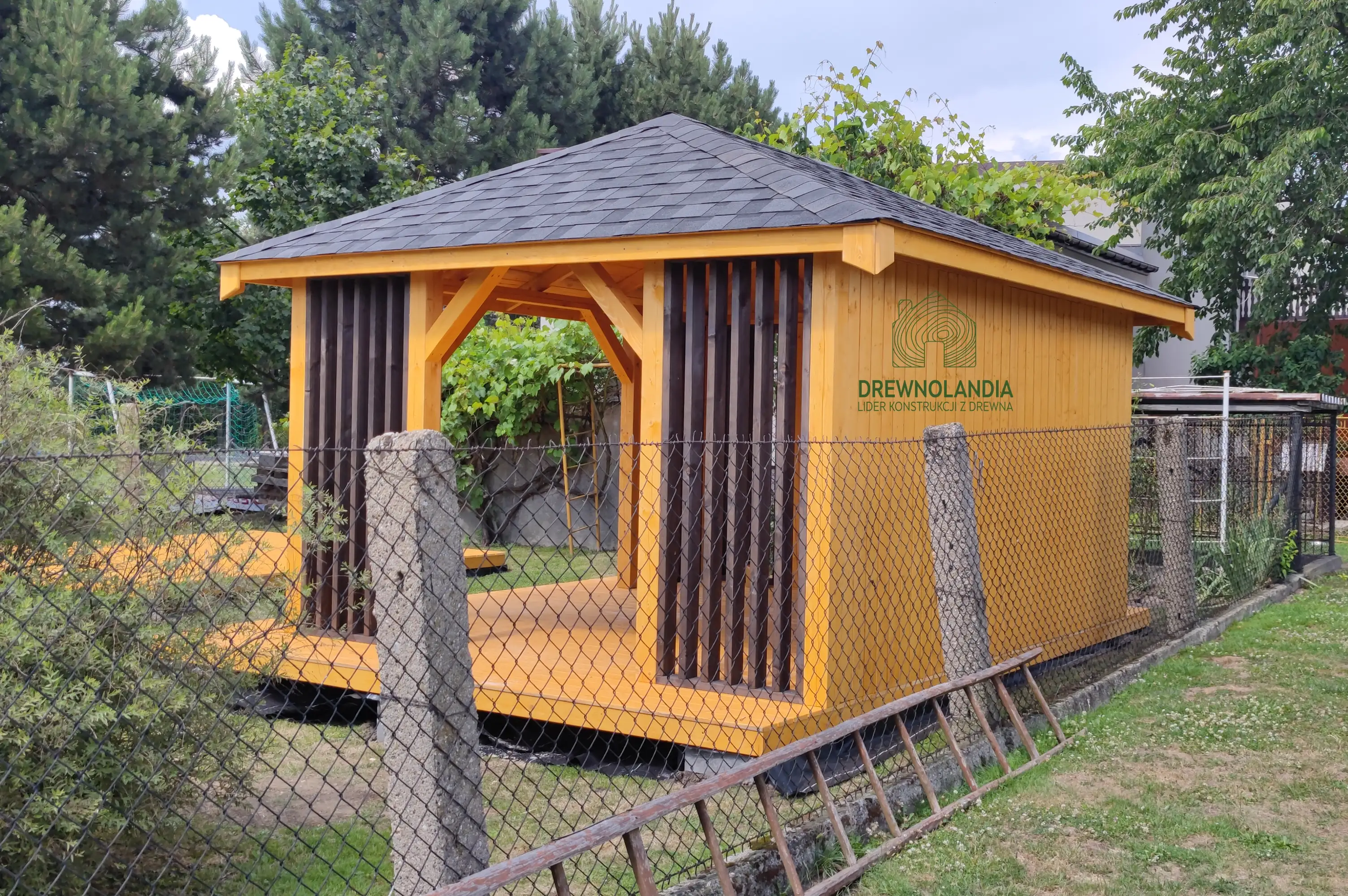 Kwadratowa altanka ogrodowa Branda – elegancki dodatek do każdego ogrodu