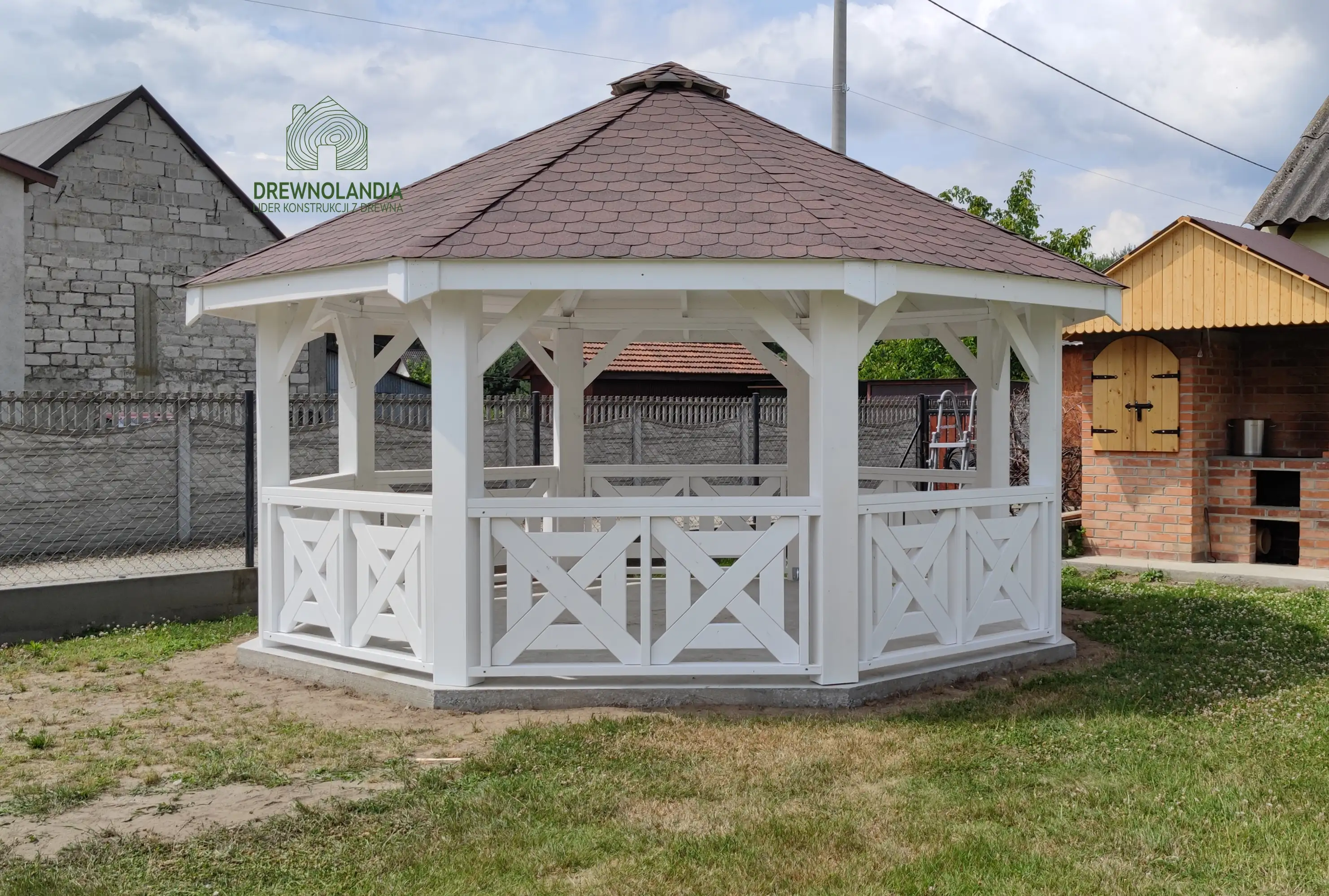 Altana Eliza z drewna, ośmiokątna konstrukcja o wymiarach 5 m, idealna na działkę