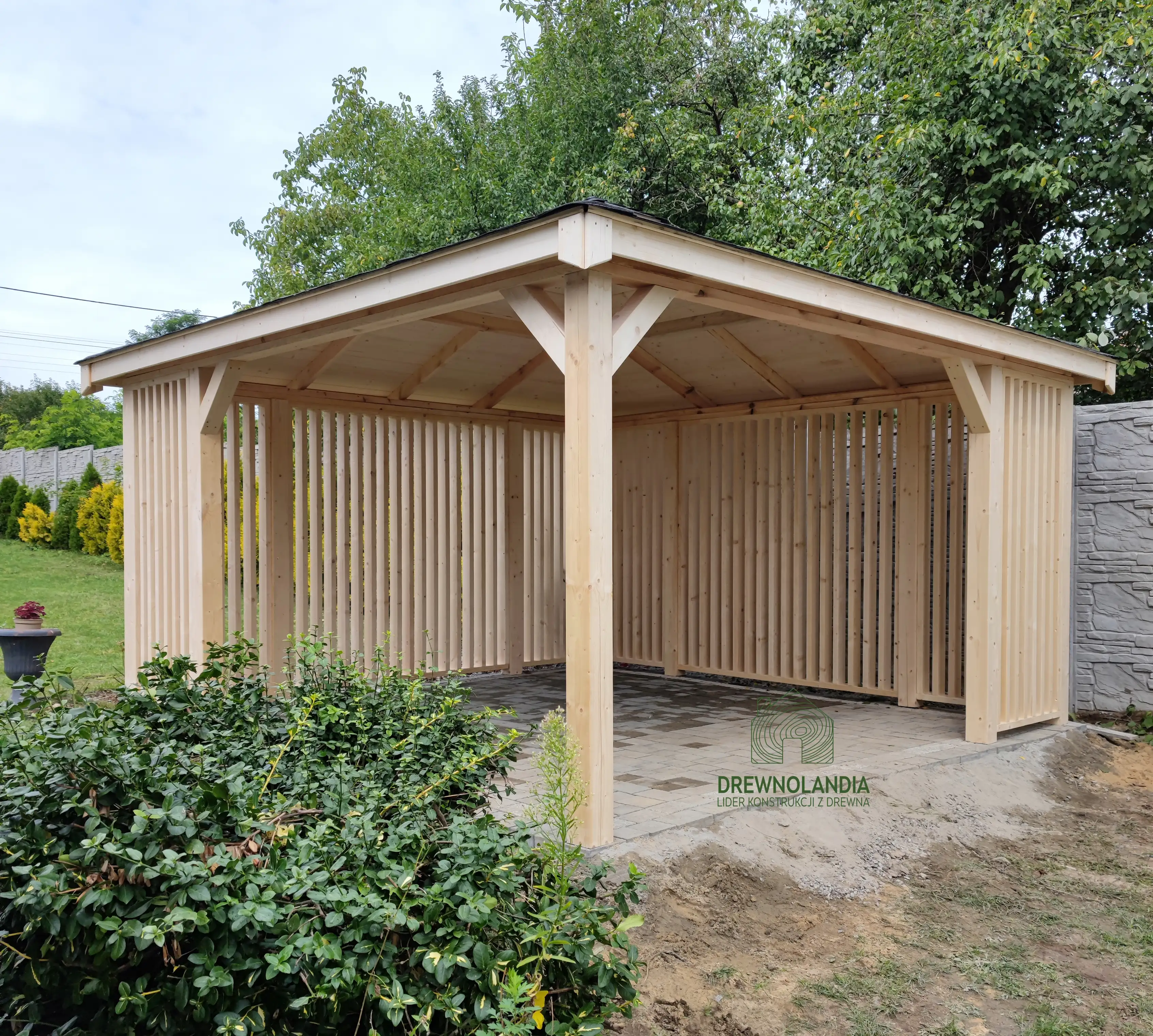 Nowoczesna czterokątna altana drewniana do ogrodu – model Nela