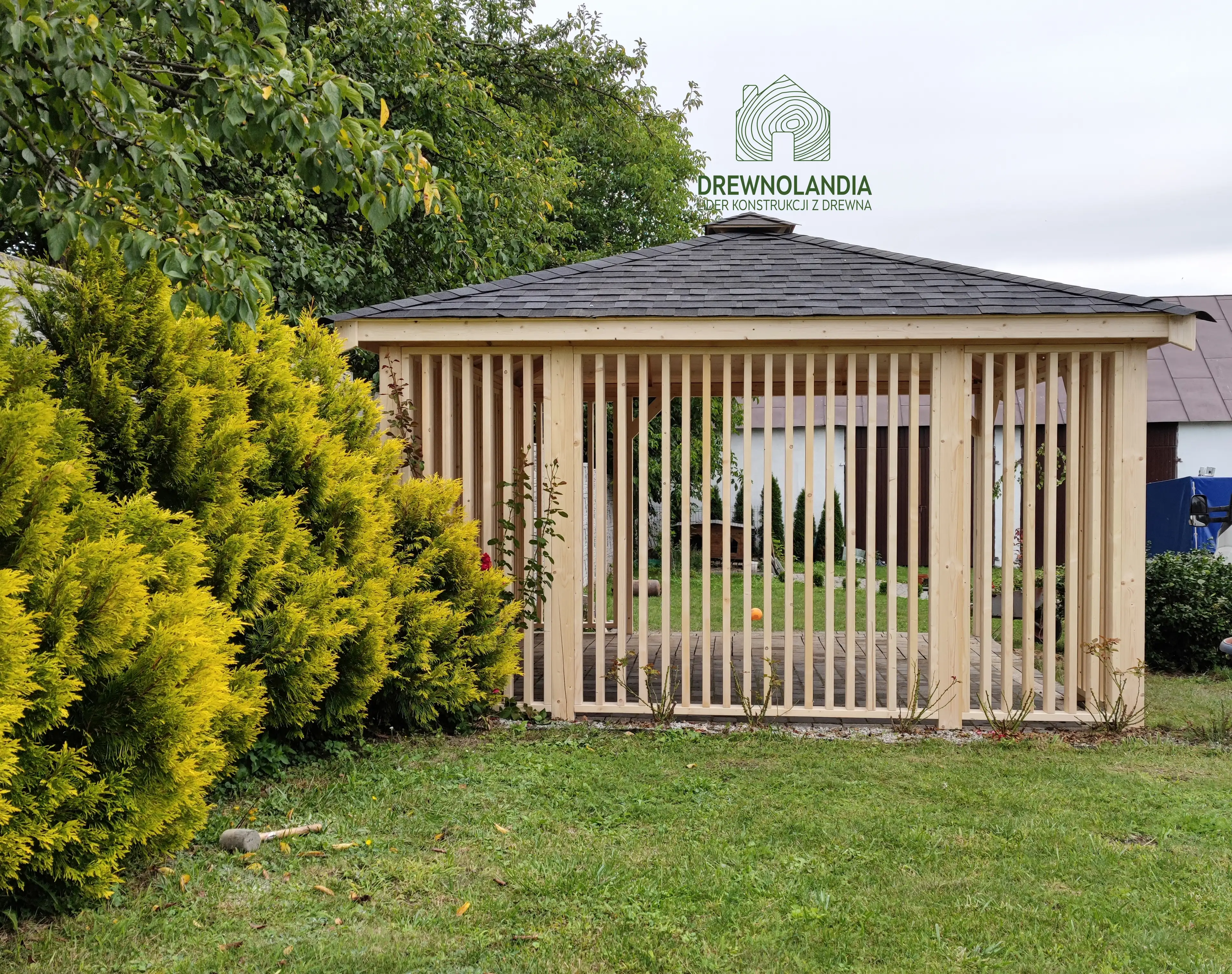 Nowoczesna altanka ogrodowa Nela od Drewnolandii