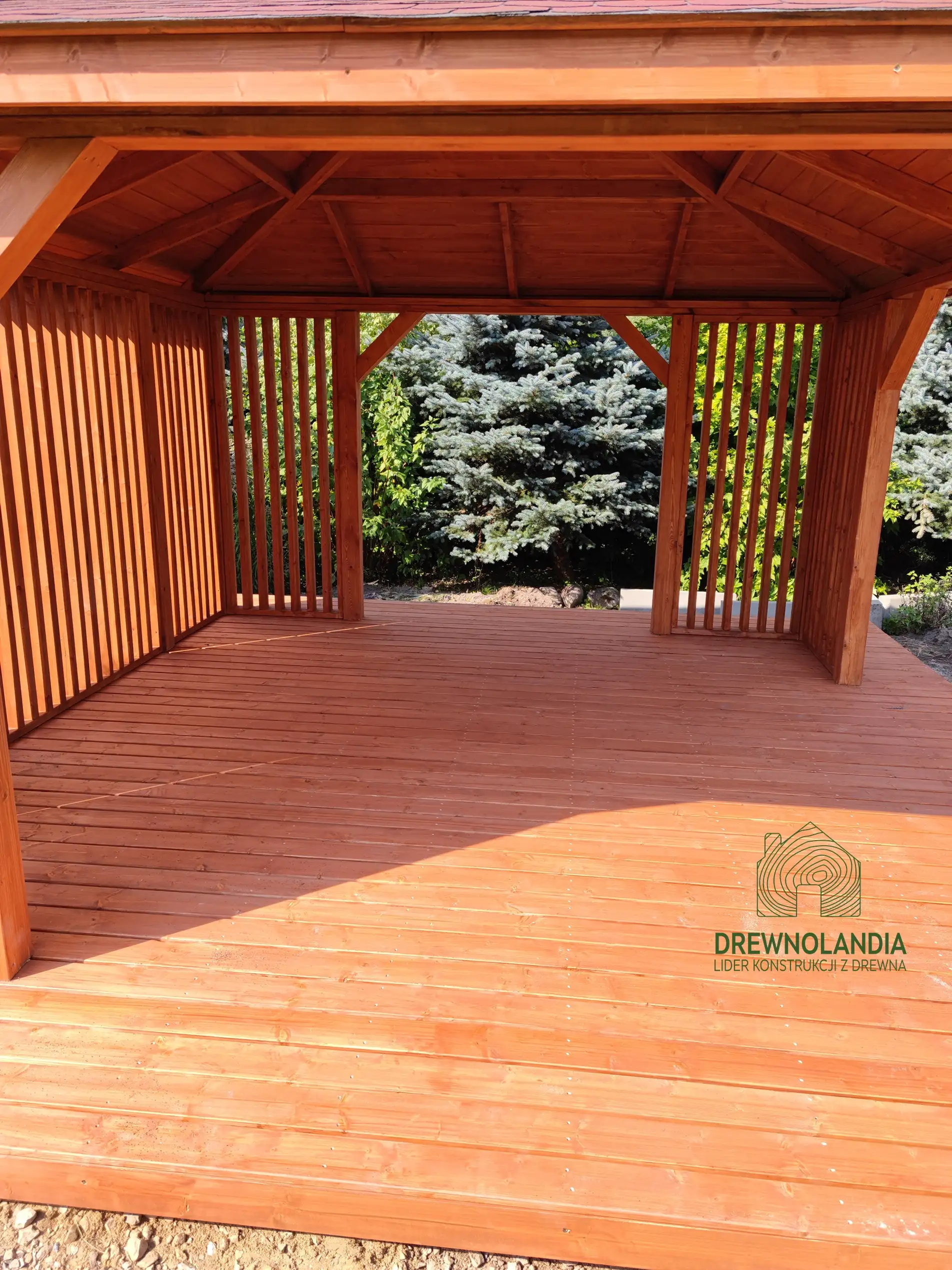 Nowoczesna drewniana altanka ogrodowa Nela od Drewnolandii