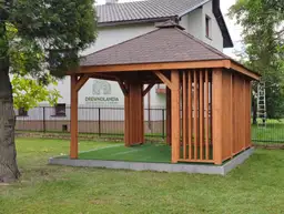 Kwadratowa drewniana altana ogrodowa Nela – idealna do każdego ogrodu