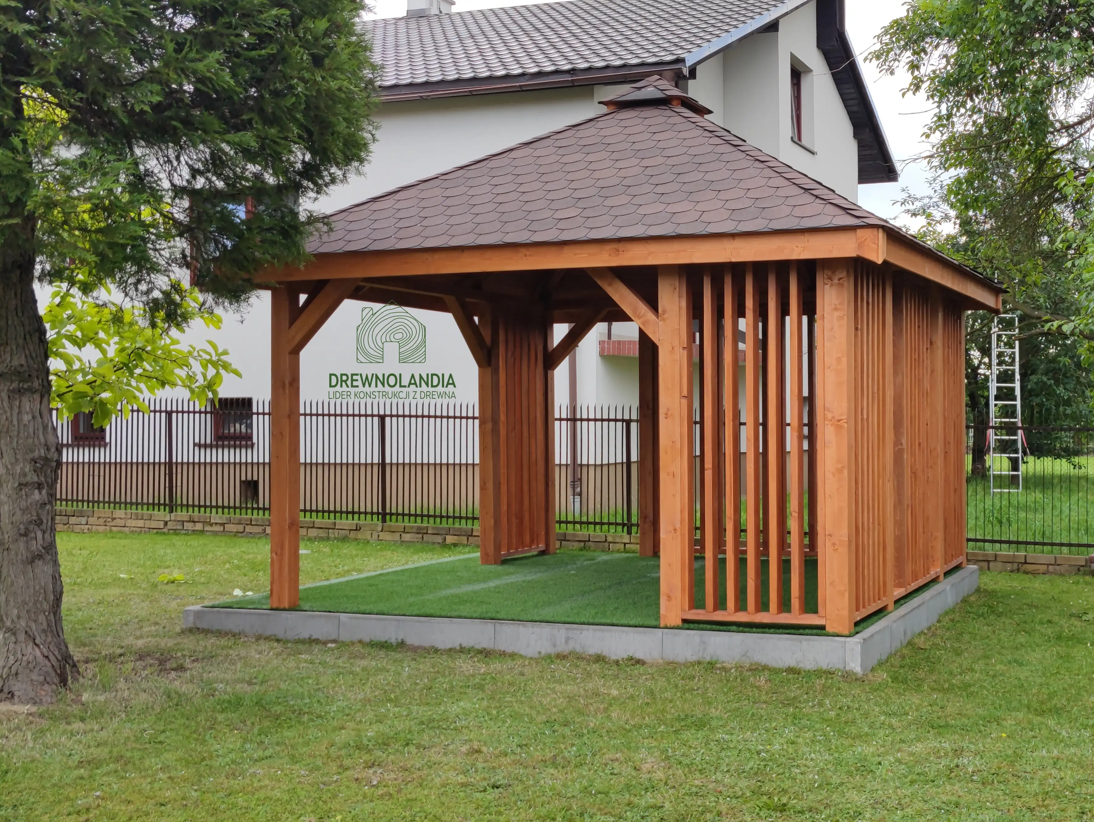 Kwadratowa drewniana altana ogrodowa Nela – idealna do każdego ogrodu