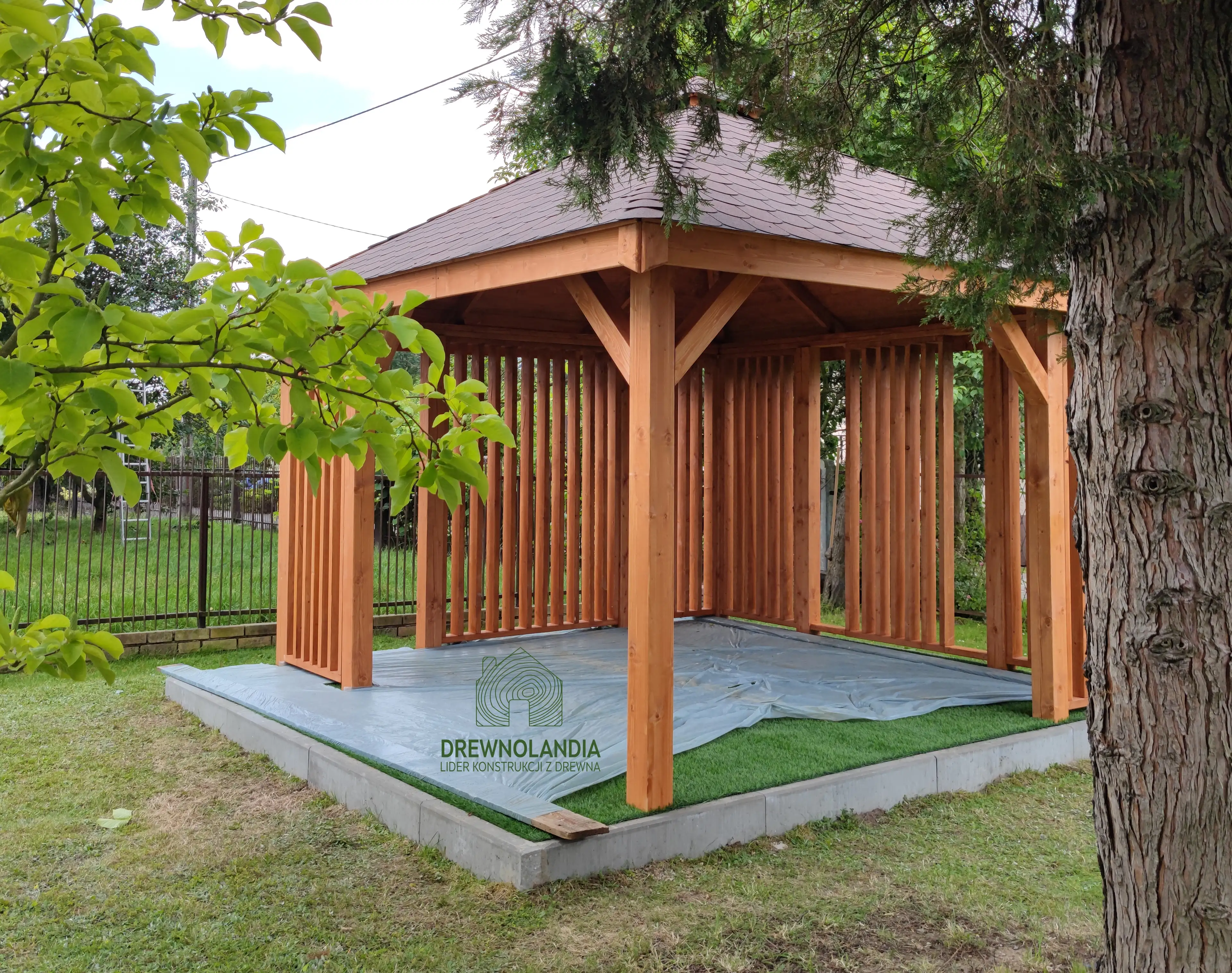 Nela – kwadratowa drewniana altana o nowoczesnym designie