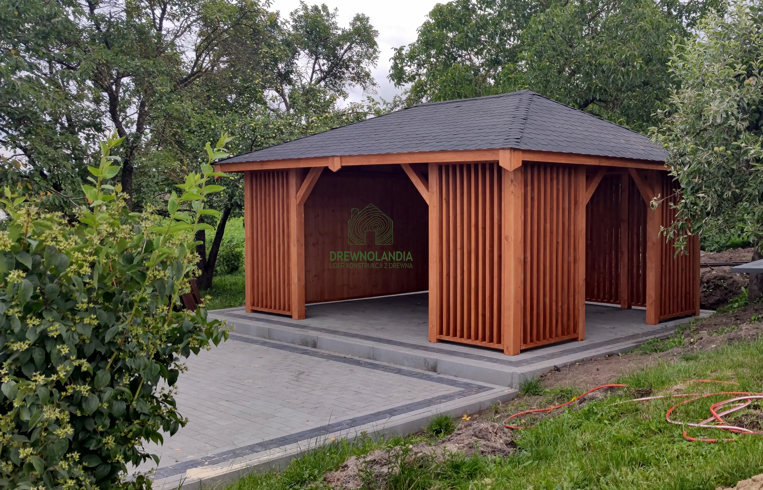 Drewniana altanka z drewna Nela – idealna do ogrodu