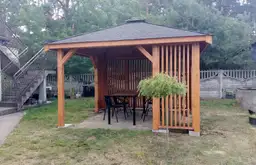 Nowoczesna altanka ogrodowa Nela od Drewnolandii