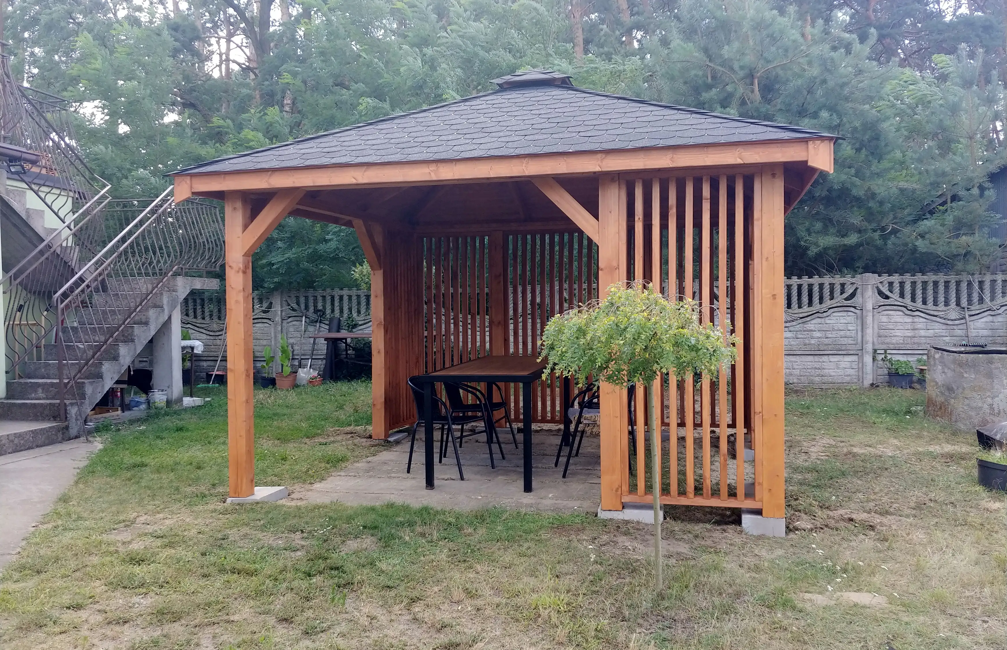 Nowoczesna altanka ogrodowa Nela od Drewnolandii