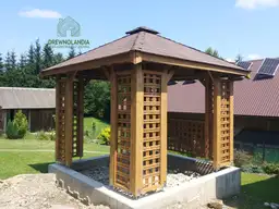 Kwadratowa drewniana altanka ogrodowa Ewa, idealna na działkę