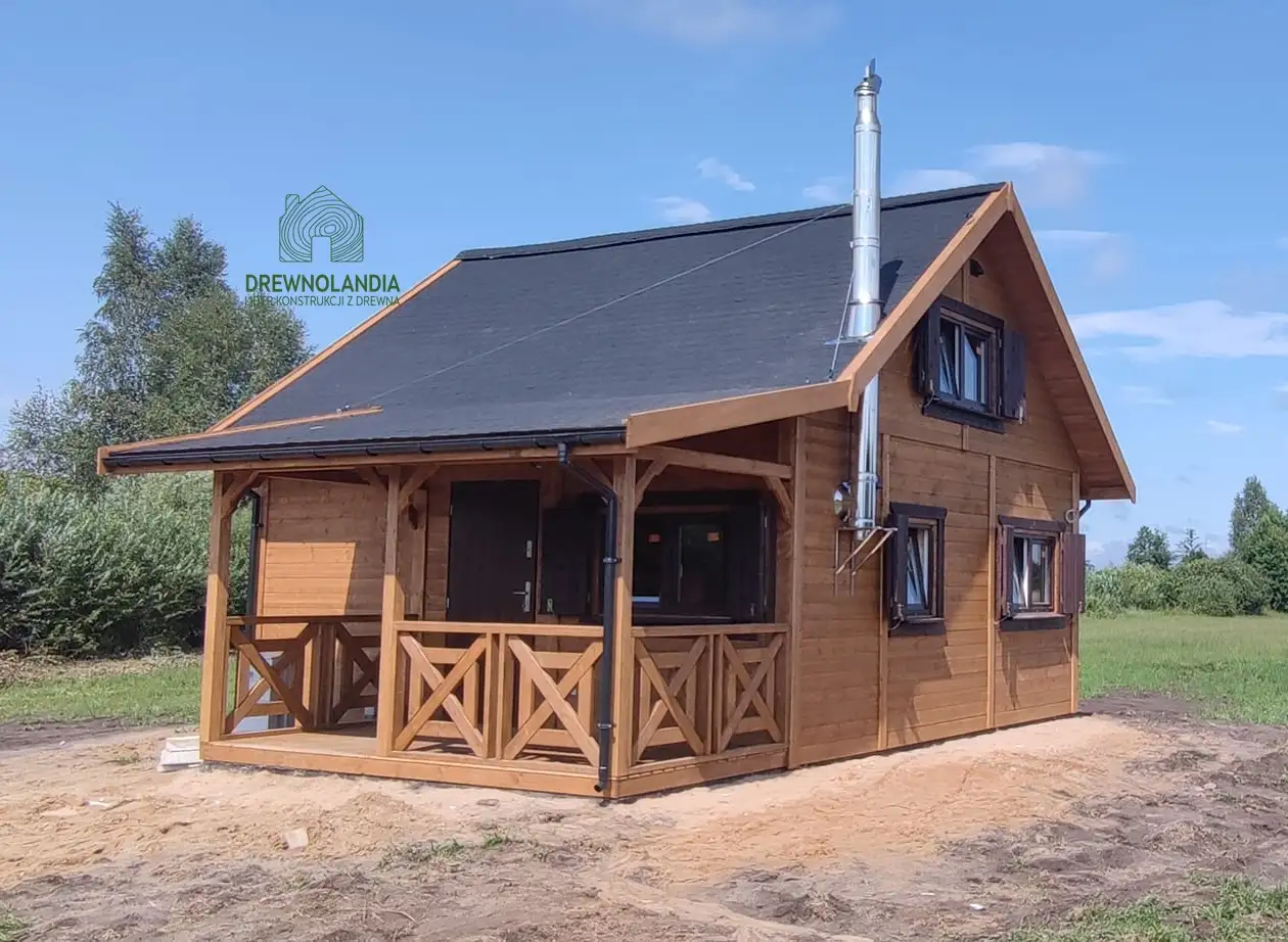 Drewniany domek letniskowy Wiktor V z antresolą i tarasem – wygodny projekt od Drewnolandii