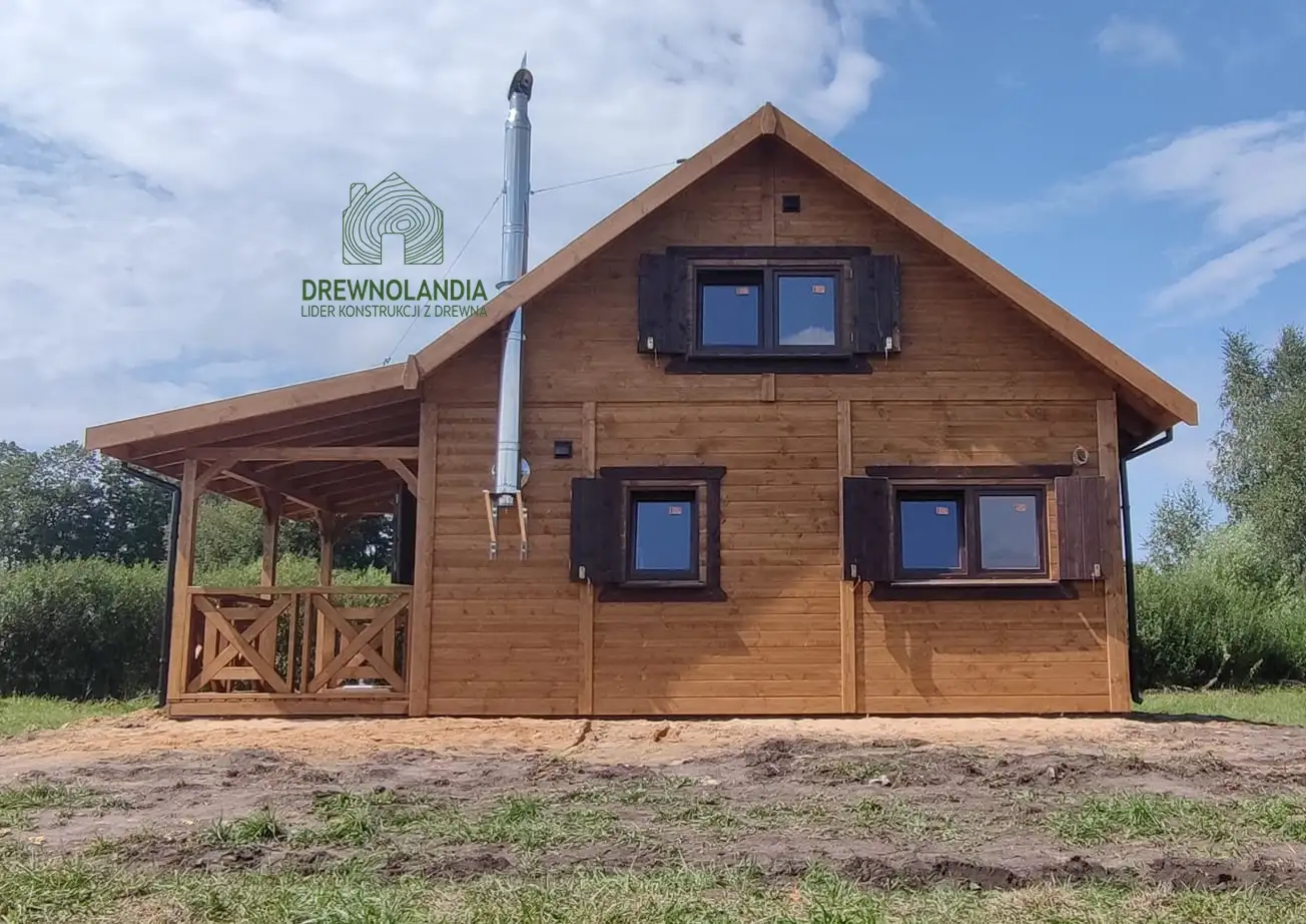 Duży domek letniskowy Wiktor V – drewniany projekt z antresolą i oknami PCV