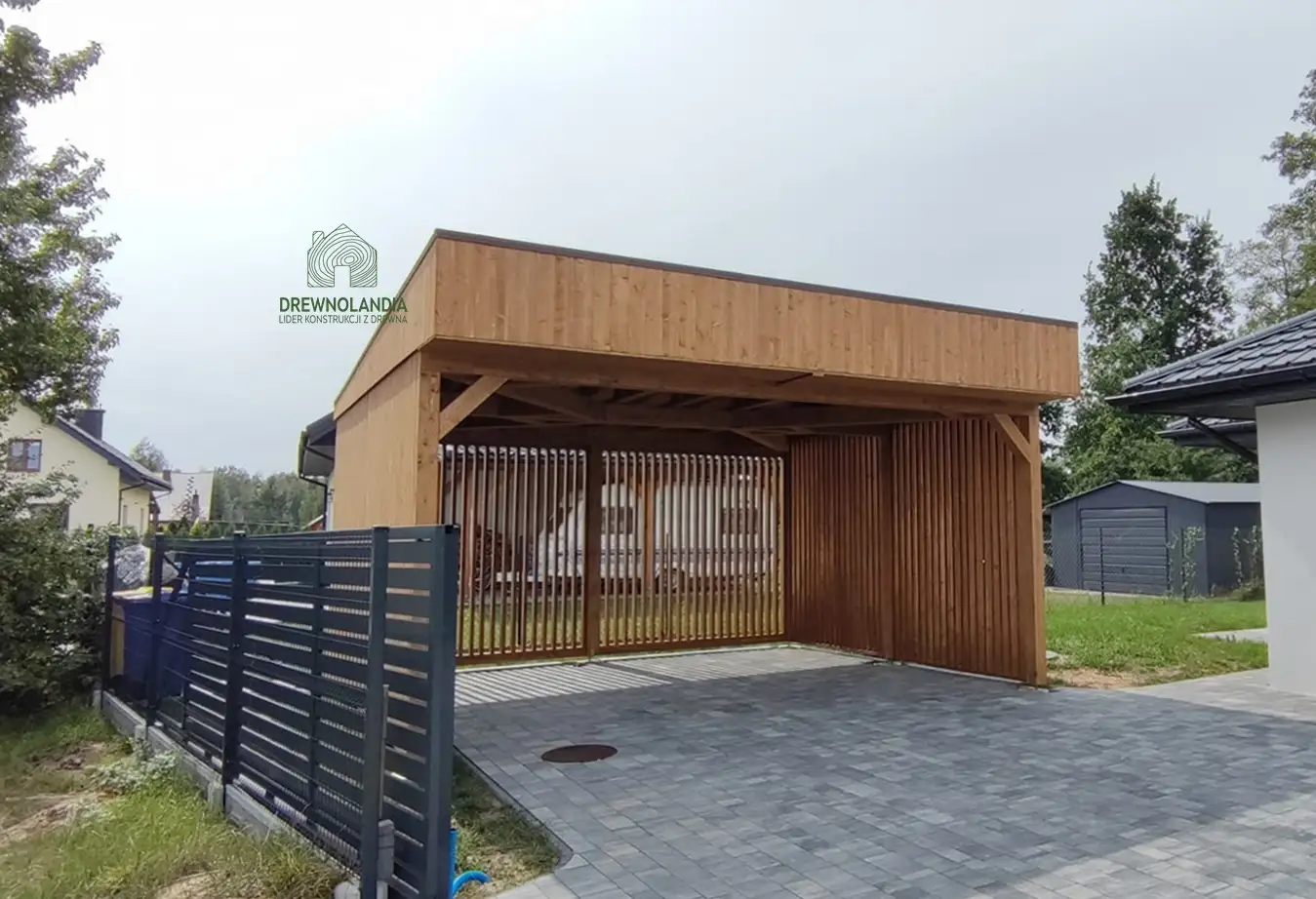 Nowoczesna wiata z drewna Sara – perfekcyjne rozwiązanie na dwa samochody