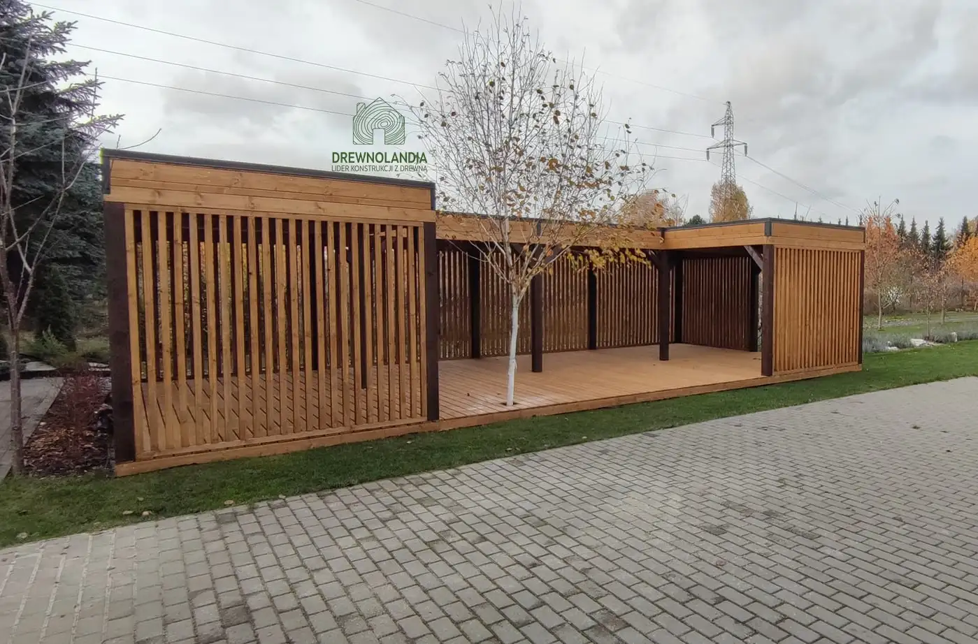 Drewniana altanka Liwia – stylowy projekt ogrodowy o dużych wymiarach