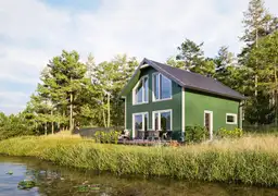 Domek z drewna położony w malowniczym otoczeniu, idealny na letnie i zimowe wakacje