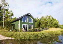 Drewniany domek letniskowy o powierzchni do 70m², otoczony zielenią, idealny na całoroczne wypady