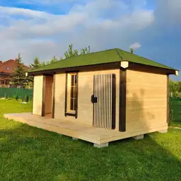 Drewniana altana ogrodowa z przeszklonymi drzwiami i oknami, czterospadowym dachem oraz dekoracyjnym wejściem. W stylu loft.  