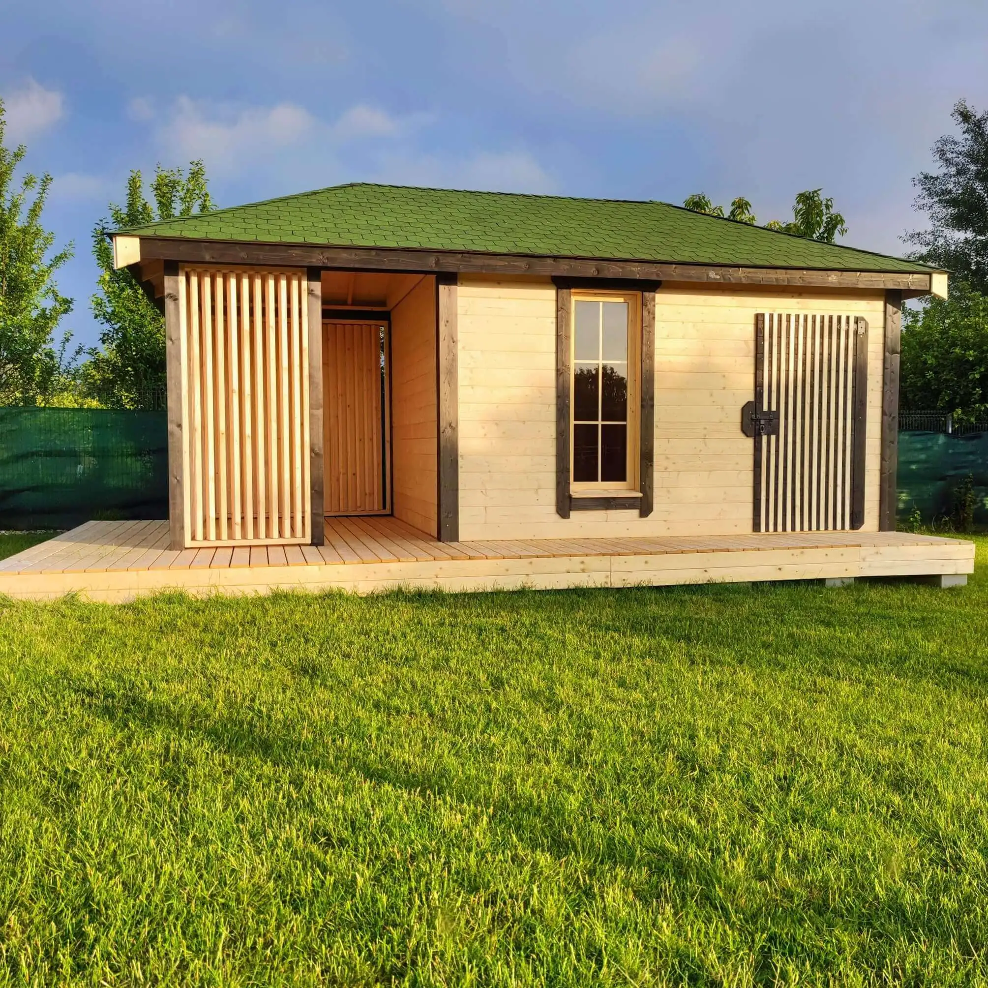 Altana z pomieszczeniem. Nowoczesny design. W stylu nowoczesnym loft. Ruchome deseczko żaluzja 