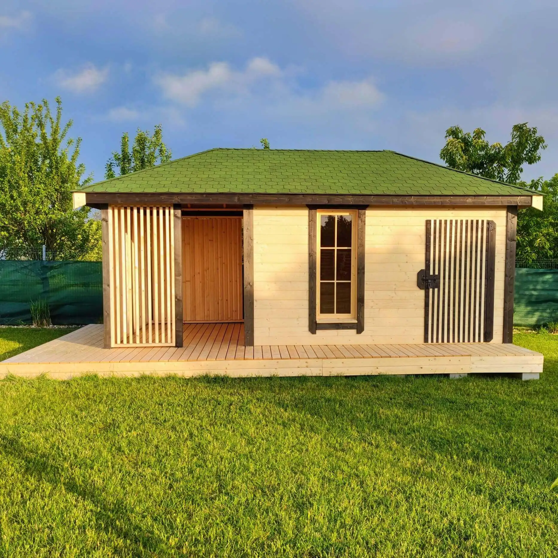 Drewniana altana, domek narzędziowy do ogrodu Wojtek, piękny i funkcjonalna. W stylu nowoczesnym loft. Ruchome deseczko żaluzja 