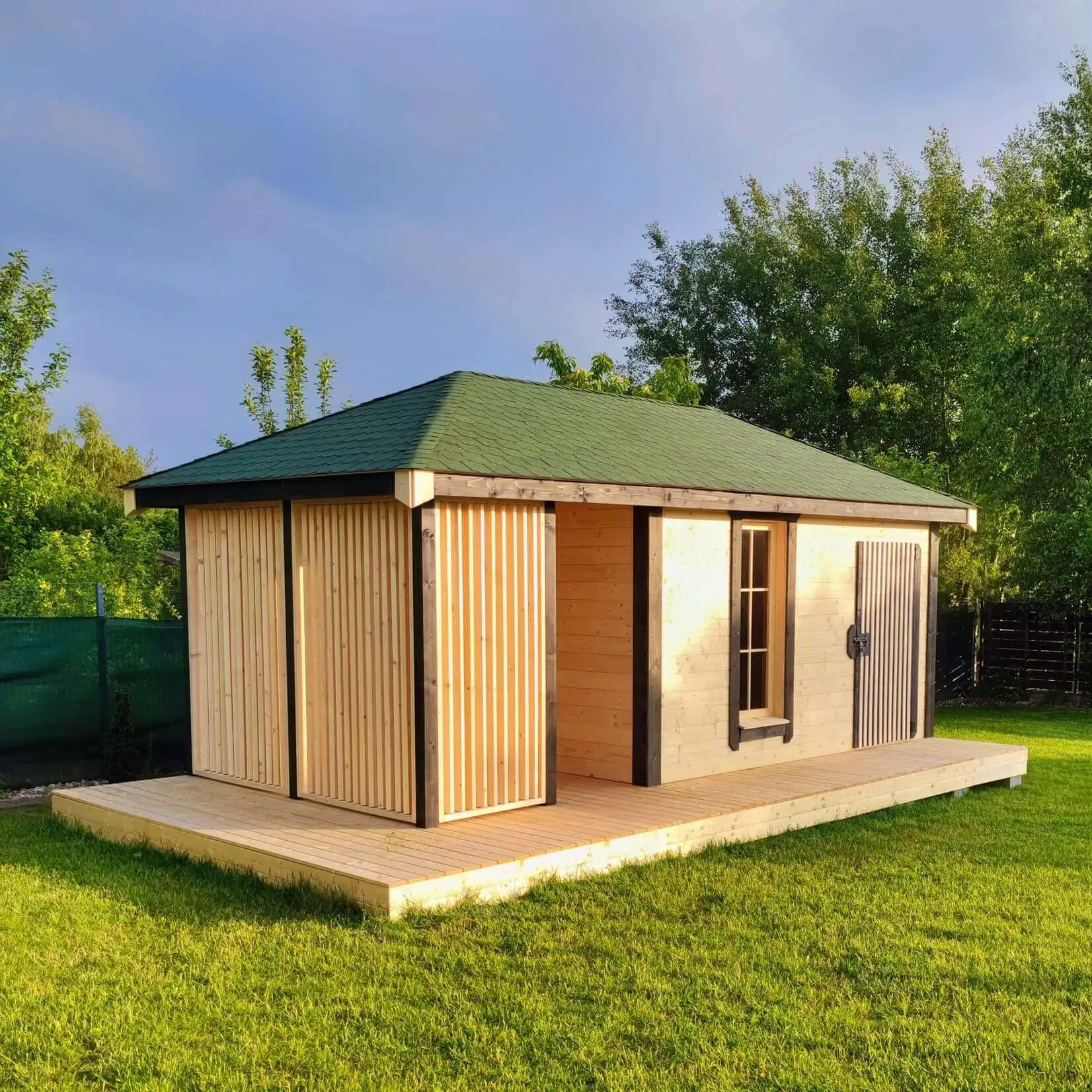 Nowoczesna minimalistyczna drewniana altana . W stylu nowoczesnym loft. Ruchome deseczko żaluzja 