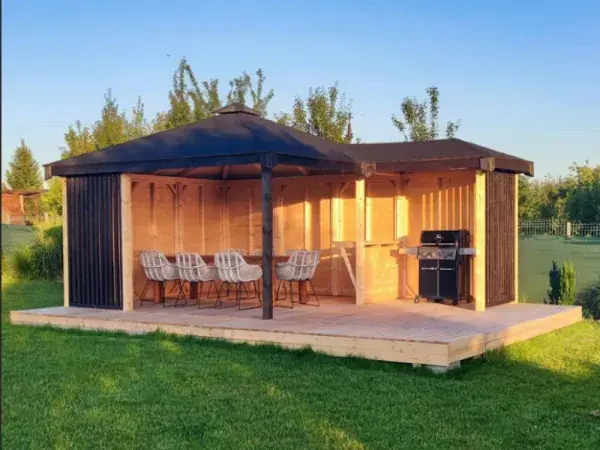 Nowoczesna Altana z miejscem na grilla. Wypoczynek na świeżym powietrzu.