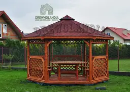 duża altana drewniana z czerwonym dachem