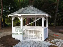 piekna biala altanka ogrodowa na nowej kostce brukowej