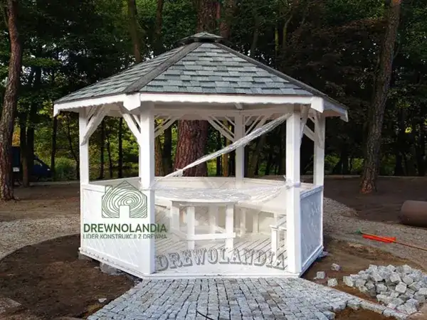 piekna biala altanka ogrodowa na nowej kostce brukowej
