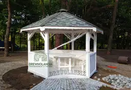 piekna biala altanka ogrodowa na nowej kostce brukowej